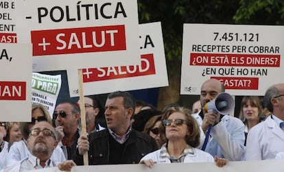 Los farmacéuticos de Castellón se han concentrado al mediodía para denunciar los impagos.