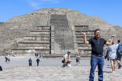 Asistentes a las pirámides de Teotihuacán, el 25 de febrero de 2024. 