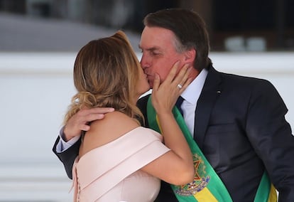 O presidente Jair Bolsonaro beija a primeira-dama, Michelle, que fez um discurso inédito em libras antes do pronunciamento do marido. 