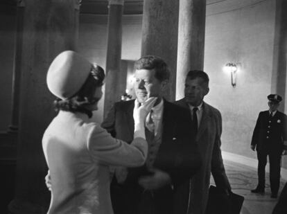 La primera dama, Jackie Kennedy, le hace una carantoña a su marido minutos después del juramento en el Capitolio. 