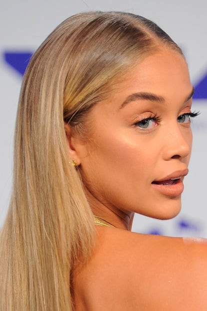 Para este look de la actriz y modelo Jasmine Sanders, el maquillador de celebrities Patrick Ta tuvo muy en cuenta su melena rubia. Sin desviarse de la paleta de tonos dorados, que realzan el color de su pelo, este es un ejercicio en el que las sombras y los brochazos de iluminador se funden con un resultado muy natural.