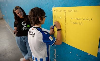 Un niño que porta la camiseta de la Real Sociedad escribe en una cartulina durante una de las actividades.