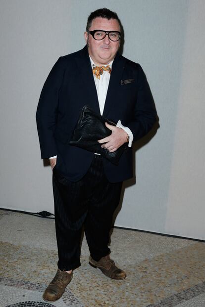 Alber Elbaz, director creativo de Lanvin, estuvo también en el desfile de Yves Saint Laurent.