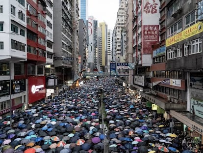 Milhares de pessoas se manifestam neste domingo em Hong Kong.