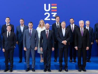 Mandatarios de los países de la UE durante la foto de familia de la reunión del Consejo Europeo Informal, celebrada este viernes en Granada.