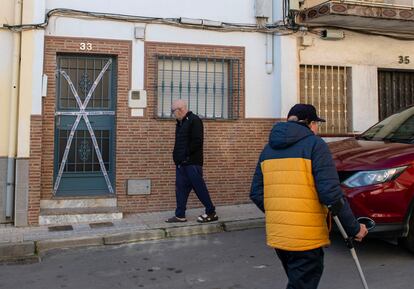 Vivienda de Linares (Jaén) donde fallecieron tres personas este lunes tras la inhalación de humo de un brasero.