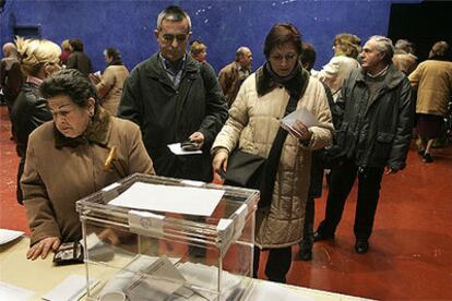 Vecinos del Carmel acuden a votar a una mesa instalada en el Polideportivo Boca Nord.