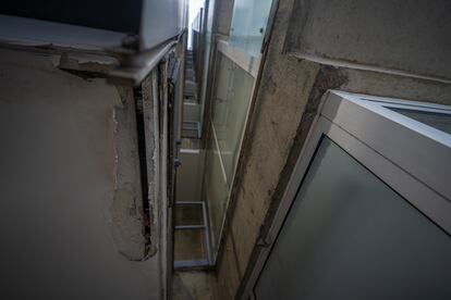 Detalles de escaleras en mal estado en el edificio Bacatá.