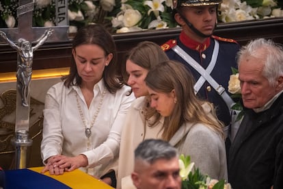 Claudia Tarazona toca el féretro de Miguel Uribe, durante la cámara ardiente.
