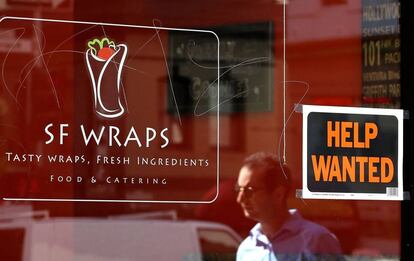 Un cartel anuncia la búsqueda de trabajadores en un local de comida de San Francisco
