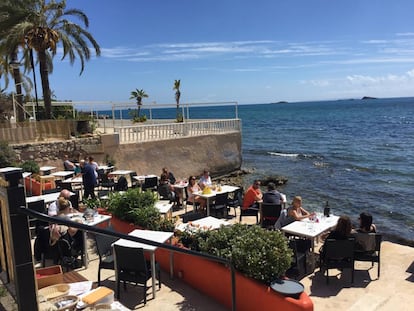 Terraza sobre los escalones que conducen al mar en la playa Figueretes.