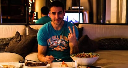 Actor Miguel Ángel Silvestre promotes a salad brand while watching his TV series ‘Velvet.’