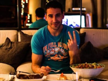 Actor Miguel Ángel Silvestre promotes a salad brand while watching his TV series ‘Velvet.’