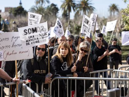 Algunas mujeres en una de las concentraciones de agricultores frente al Parlament de Cataluña.