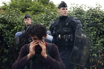 La policía francesa ha desalojado tres campamentos que alojaban a cientos de inmigrantes en la ciudad portuaria de Calais, en el norte de Francia, un desalojo que llega días después de que la formación ultraderechista Frente Nacional fuera la fuerza más votada en las elecciones al Parlamento Europeo en el país vecino.