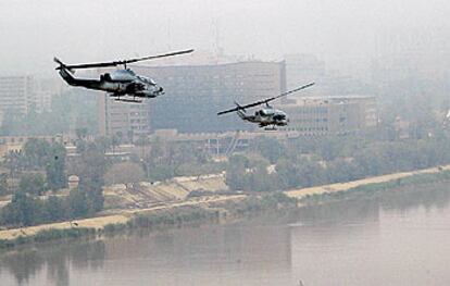 Dos helicópteros de EE UU patrullan el centro de Bagdad.