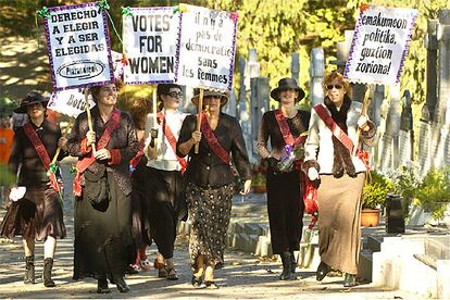 La llegada de la dictadura supuso para Campoamor su marcha a Suiza, donde murió exiliada en 1972, tres años antes que Franco. Representantes políticos municipales y asociaciones de mujeres participan en un acto celebrado en el cementerio de Polloe de San Sebastián, para conmemorar el 75 aniversario del voto de las mujeres en España con un homenaje ante la tumba de la diputada.