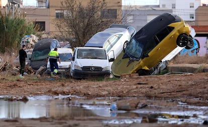 Retirada de coches en Alfafar (Valencia) el 26 de noviembre. 