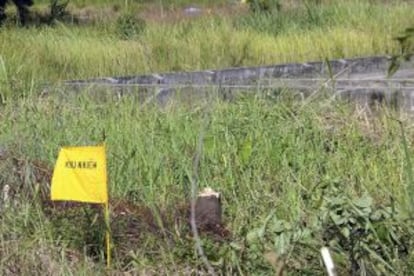 Una bandera marca una zona contaminada de 'agente naranja'.