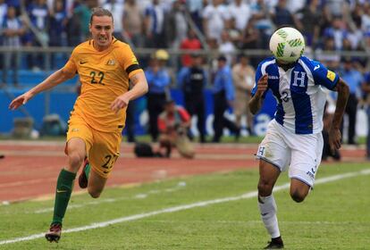 El australiano Irvine disputa la pelota al hondureño Figueroa durante el partido disputado en San Pedro Sula.