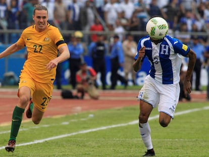El australiano Irvine disputa la pelota al hondureño Figueroa durante el partido disputado en San Pedro Sula.