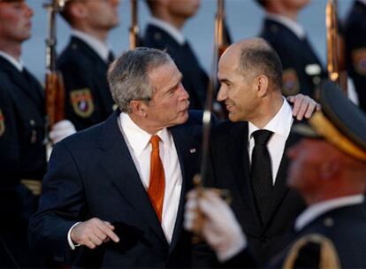 El presidente de Estados Unidos, George W. Bush, con el primer ministro de Eslovenia, Janez Jansa, a su llegada a Liubliana.