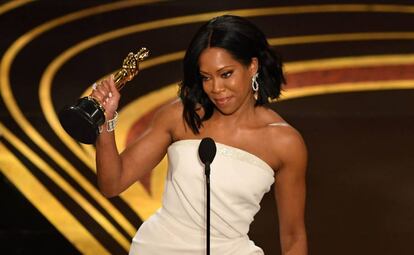 Regina King recebe o Oscar de melhor atriz coadjuvante por 'Se a Rua Beale Falasse'.