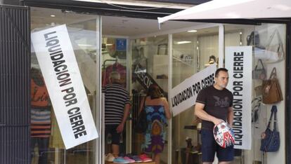 Comercios del centro de Alicante al borde de la liquidaci&oacute;n. 