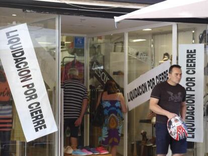 Comercios del centro de Alicante al borde de la liquidaci&oacute;n. 