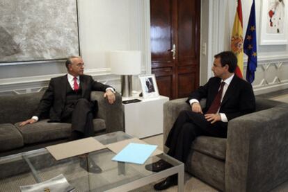 El presidente de la Confederación Española de Cajas de Ahorros, Isidro Fainé, en una reunión con el presidente Rodríguez Zapatero.