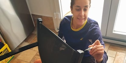 Marín pinta una silla durante el confinamiento.