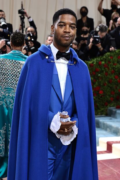 El rapero Kid Cudi, con traje azul eléctrico de Kenzo.