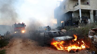 Casas dañadas y vehículos en llamas después de una incursión de colonos israelíes en el pueblo de Mughir, cerca de Ramala, el 12 de abril en Cisjordania.