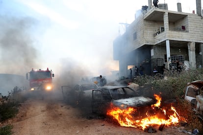 Casas dañadas y vehículos en llamas después de una incursión de colonos israelíes en el pueblo de Mughir, cerca de Ramala, el 12 de abril en Cisjordania.