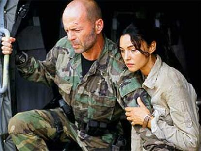 Bruce Willis y Monica Bellucci, en <i>Lágrimas del sol.</i>