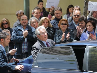 Un grupo de funcionarios de la Audiencia Nacional aplaude al juez Baltasar Garzón tras ser inhabilitado en 2009.