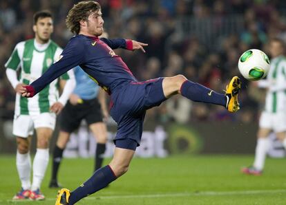 Sergi Roberto persigue el balón.