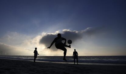 Unos jóvenes juegan al fútbol en la playa de Copacabana, Río de Janeiro, Brasil.