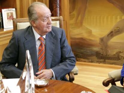 El rey Juan Carlos durante la reunión que mantuvo en su despacho del Palacio de la Zarzuela con la presidenta madrileña Esperanza Aguirre.
