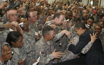 El presidente Obama recibe los abrazos de los soldados estadounidenses en la base americana en Bagdad Camp Victory.