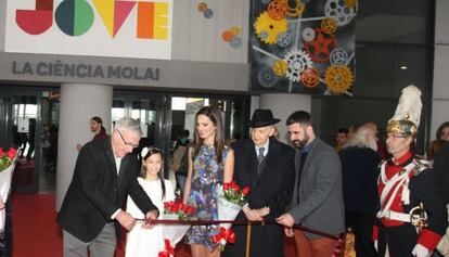 El alcalde Joan Ribó inaugura Expojove, acompañado de las falleras mayores de Valencia, Santiago Grisolía y el concejal Pere Fuset.