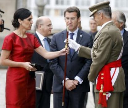 Feijóo, ayer en una ofrenda al apóstol Santiago, junto a la presidenta del Parlamento gallego, Pilar Rojo.