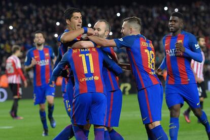 Los jugadores de Barcelona celebran el tercer tanto, una falta ejecutada de manera genial por Messi, que decantaba la eliminatoria a favor del equipo de Luis Enrique (3-1).