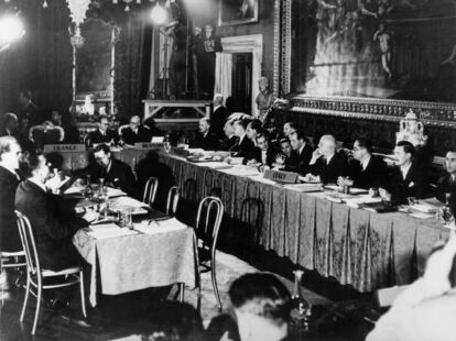 El 25 de marzo de 1957 se firmaron los Tratados Constitutivos de la Comunidad Económica Europea y de la Comunidad Europea de la Energía Atómica (Euratom) que, junto con el de la Comunidad del Carbón y del Acero, constituyen la semilla de la UE. Alemania, Francia, Italia, Bélgica, Holanda y Luxemburgo fueron los miembros fundadores.