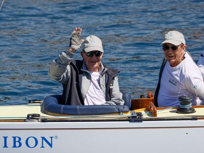 El rey emérito Juan Carlos I saludaba desde el 'Bribón' el 31 de julio, junto a su amigo Pedro Campos, en Sanxenxo.