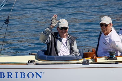 Juan Carlos I sale a navegar en Sanxenxo para continuar preparando el Mundial de 6M