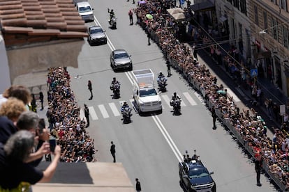 El cortejo fúnebre avanza hacia la basílica de Santa María La Mayor por las calles de Roma. 