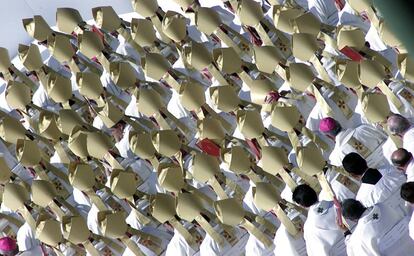 Un grupo de obispos durante la misa de canonización, presidida por el papa Juan Pablo II, de María Maravillas de Jesús, en la plaza de Colón de Madrid.