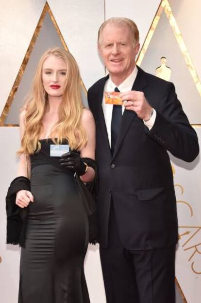 Ed Begley acompañado de su hija Hayden Begley y de su bono del Metro de Los Ángeles.