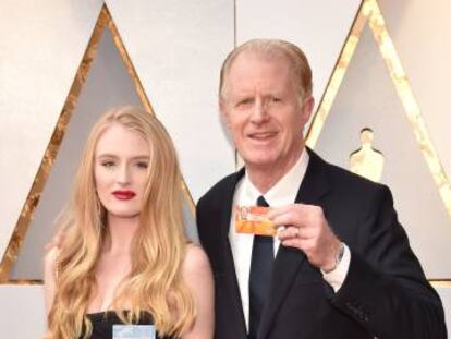 Ed Begley acompanhado de sua filha Hayden Begley e de seu bônus do Metro de Los Angeles.